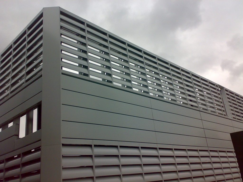 traitement d'un Data center en grilles acoustiques de ventilation et surélévation par écran acoustique pour traitement des nuisances sonores en terrasse technique du bâtiment