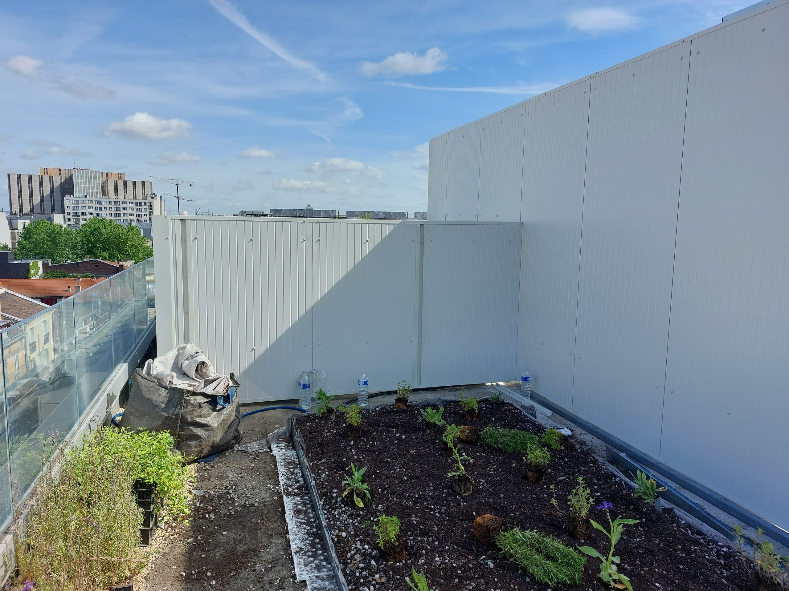 Bâtiment contenant un écran acoustique