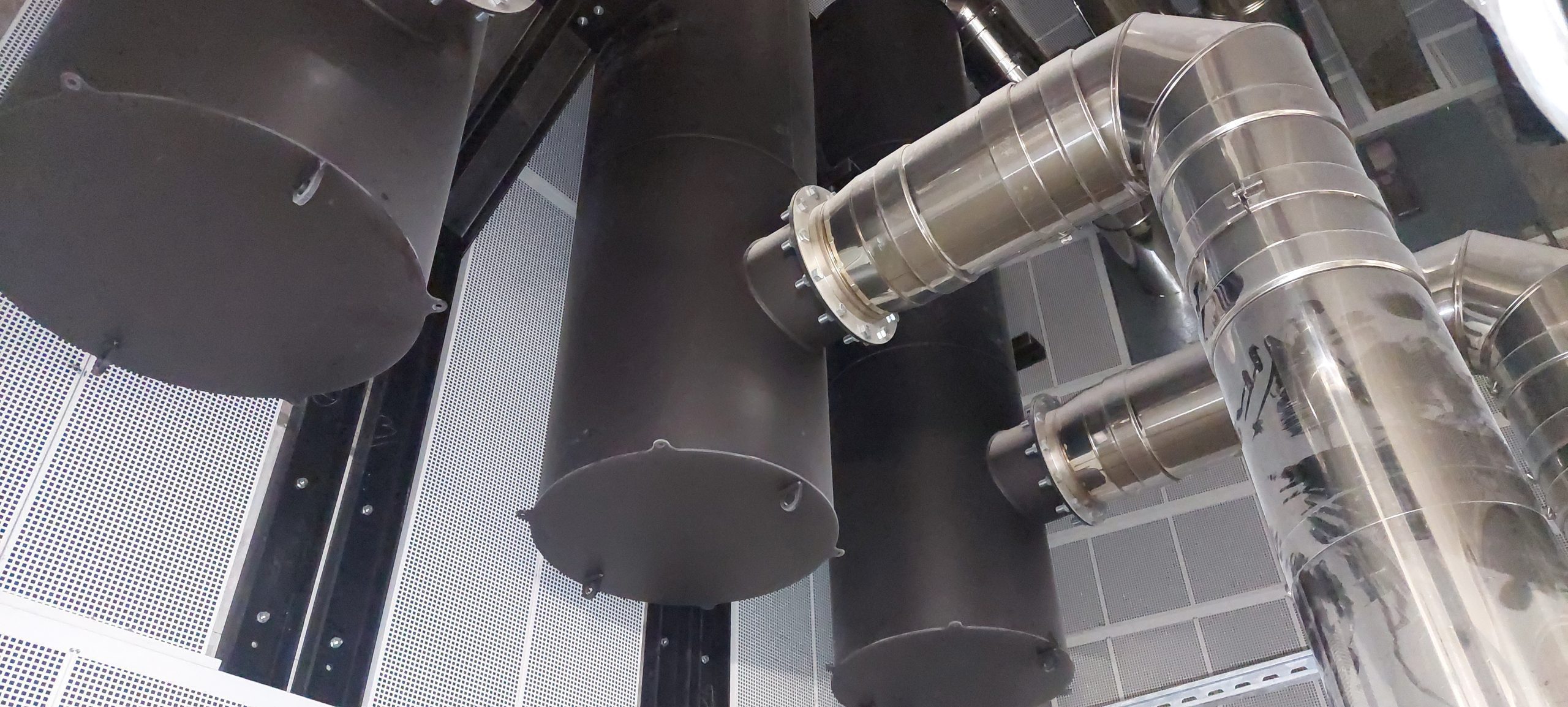 Silencieux acoustique monté sur l’échappement d’un moteur industriel – réduction sonore en sortie de gaz