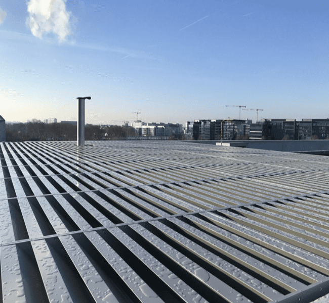 Grilles acoustiques de ventilation installées en toiture terrasse