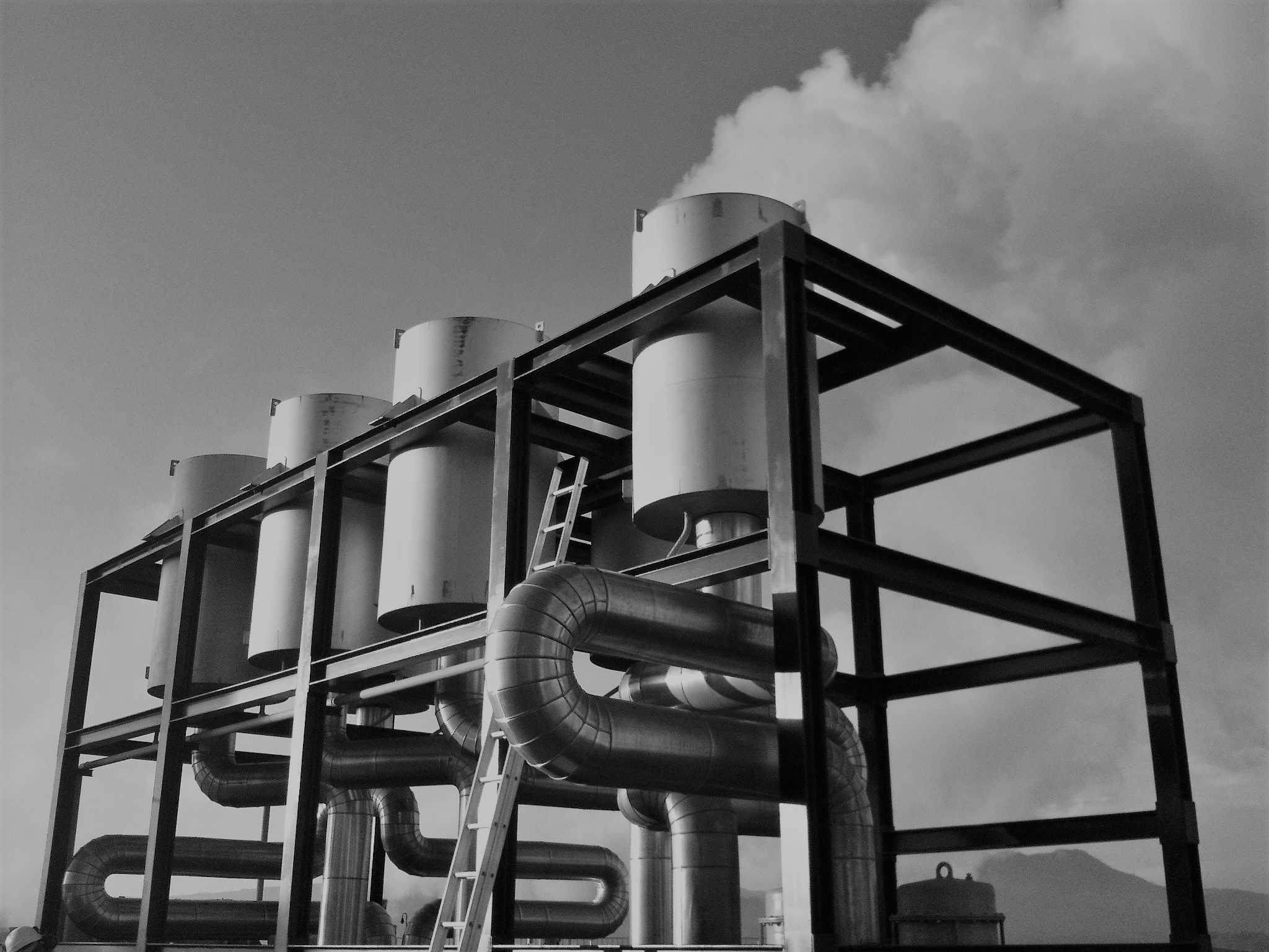 Quatre silencieux de mise à l’atmosphère installés sur un site industriel pour la réduction du bruit de décharge de gaz