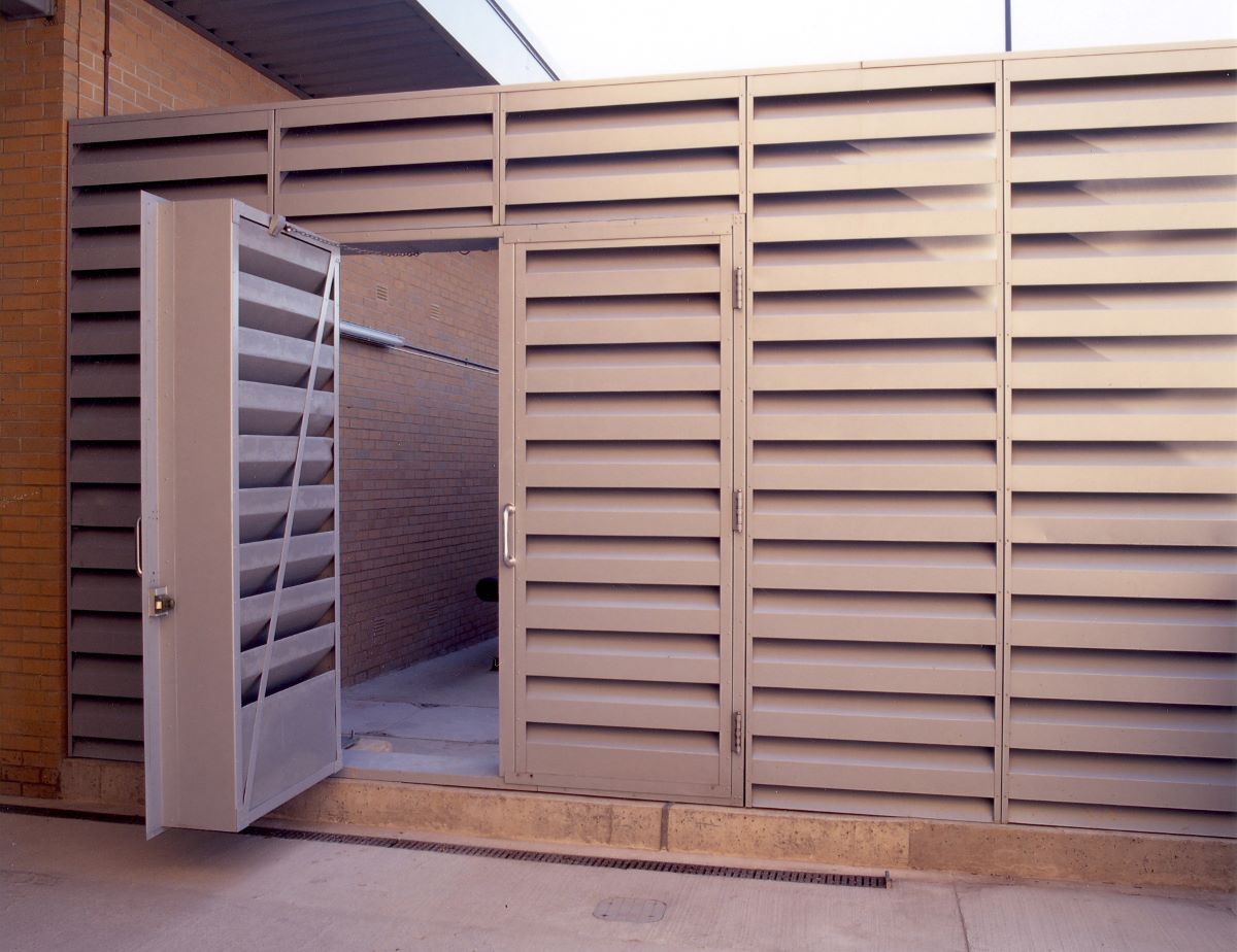 Grille acoustique de ventilation intégrant un bloc porte pour la maintenance