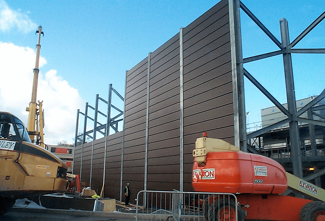Ecrans acoustiques en cours d'installation sur un site industriel