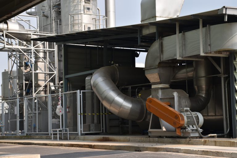 Système de traitement de l'air d'échappement industriel ou système d'épurateur humide