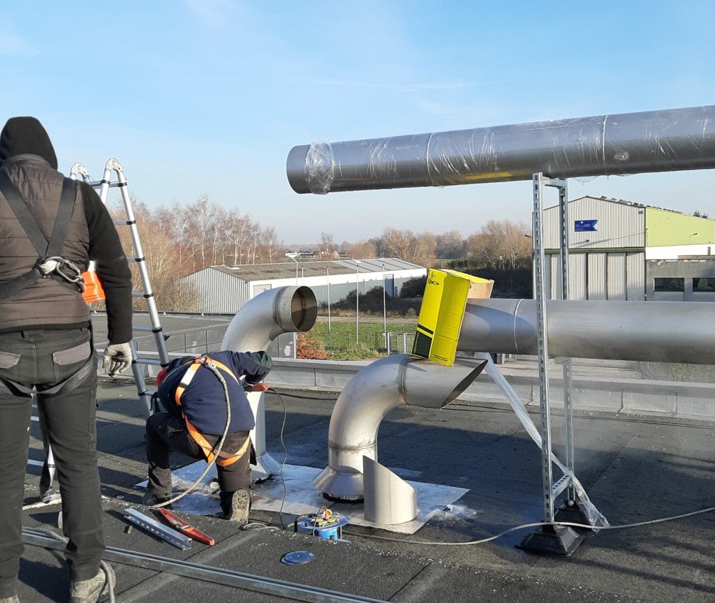 équipe de montage en cours d'installation de silencieux moteur sur un site industriel