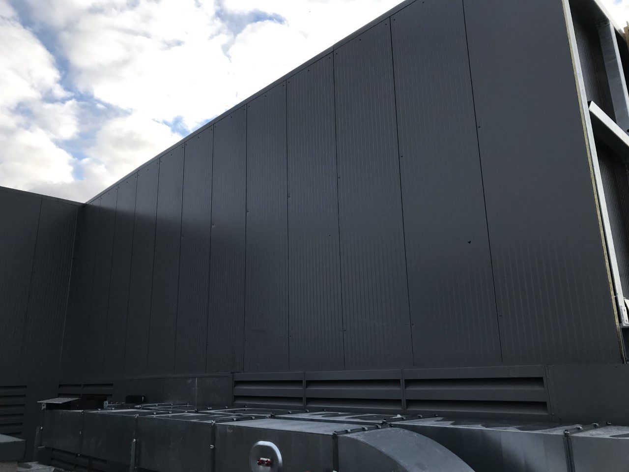 Panneau sandwich acoustique installés sur une structure métallique 