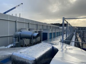 Fourniture d'un écran acoustique en terrasse technique pour un traitement des groupes froids.