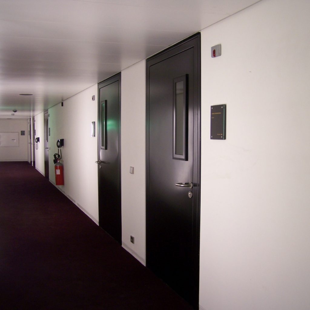 Portes acoustiques noires pour l’isolation phonique de locaux techniques, studios ou environnements industriels