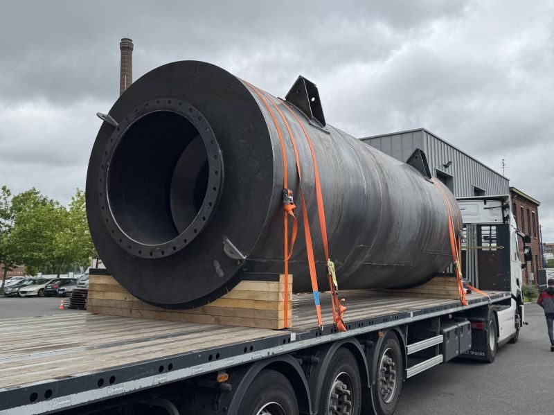 Expédition de deux silencieux d’échappement moteur sur mesure – réduction du bruit pour moteurs industriels